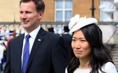 �Ї����°��˽�һ��? Ӣ�������⽻���״΁��A�L��, �ͷ��˂��e